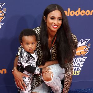 Ciara et son fils Future Zahir aux Nickelodeon Kid's Choice Sports Awards 2015 à Westwood. Le 16 juillet 2015.
