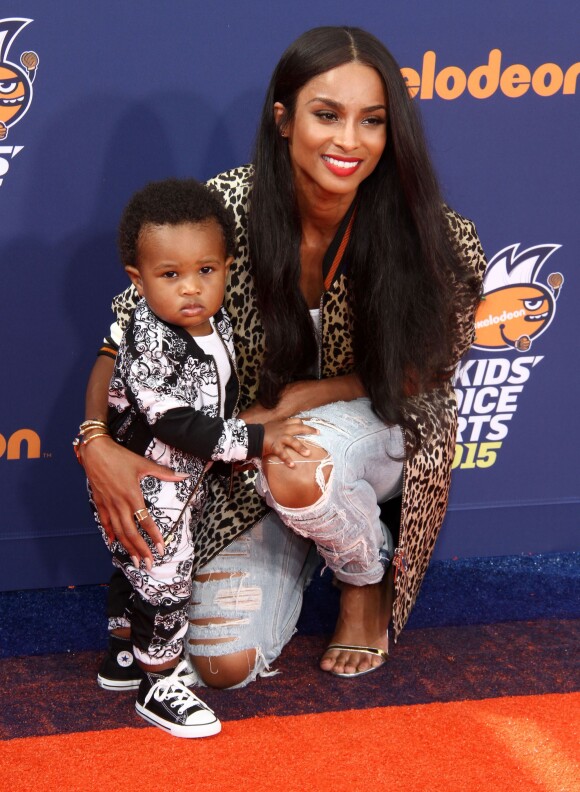 Ciara et son fils Future Zahir aux Nickelodeon Kid's Choice Sports Awards 2015 à Westwood. Le 16 juillet 2015.