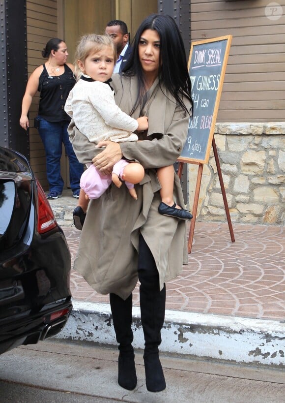 Kourtney Kardashian et sa fille Penelope Disick - La famille Kardashian fête l'anniversaire de Caitlyn Jenner au restaurant "The Villa" à Woodland Hills, le 27 octobre 2015. Kim et Kourtney Kardashian ainsi que Kylie Jenner étaient présentes.