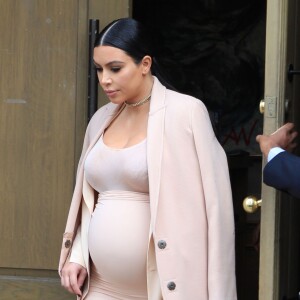 Kim Kardashian enceinte - La famille Kardashian fête l'anniversaire de Caitlyn Jenner au restaurant "The Villa" à Woodland Hills, le 27 octobre 2015. Kim et Kourtney Kardashian ainsi que Kylie Jenner étaient présentes.