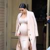 Kim Kardashian enceinte - La famille Kardashian fête l'anniversaire de Caitlyn Jenner au restaurant "The Villa" à Woodland Hills, le 27 octobre 2015. Kim et Kourtney Kardashian ainsi que Kylie Jenner étaient présentes.