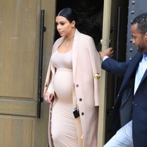 Kim Kardashian enceinte - La famille Kardashian fête l'anniversaire de Caitlyn Jenner au restaurant "The Villa" à Woodland Hills, le 27 octobre 2015. Kim et Kourtney Kardashian ainsi que Kylie Jenner étaient présentes.