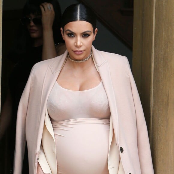 Kim Kardashian enceinte - La famille Kardashian fête l'anniversaire de Caitlyn Jenner au restaurant "The Villa" à Woodland Hills, le 27 octobre 2015. Kim et Kourtney Kardashian ainsi que Kylie Jenner étaient présentes.