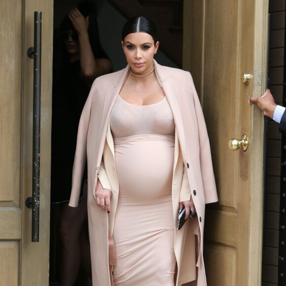 Kim Kardashian enceinte - La famille Kardashian fête l'anniversaire de Caitlyn Jenner au restaurant "The Villa" à Woodland Hills, le 27 octobre 2015. Kim et Kourtney Kardashian ainsi que Kylie Jenner étaient présentes.