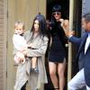 Kourtney Kardashian avec sa fille Penelope Disick et sa soeur Kylie Jenner - La famille Kardashian fête l'anniversaire de Caitlyn Jenner au restaurant "The Villa" à Woodland Hills, le 27 octobre 2015. Kim et Kourtney Kardashian ainsi que Kylie Jenner étaient présentes.