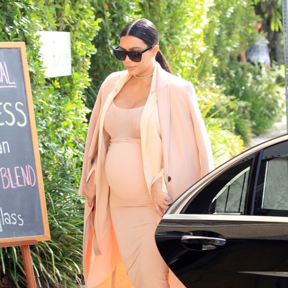 Kim Kardashian enceinte - La famille Kardashian fête l'anniversaire de Caitlyn Jenner au restaurant "The Villa" à Woodland Hills, le 27 octobre 2015. Kim et Kourtney Kardashian ainsi que Kylie Jenner étaient présentes.