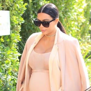 Kim Kardashian enceinte - La famille Kardashian fête l'anniversaire de Caitlyn Jenner au restaurant "The Villa" à Woodland Hills, le 27 octobre 2015. Kim et Kourtney Kardashian ainsi que Kylie Jenner étaient présentes.