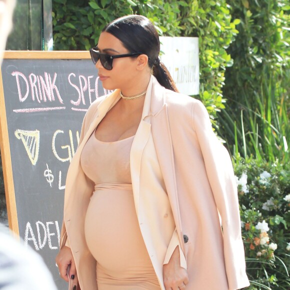 Kim Kardashian enceinte - La famille Kardashian fête l'anniversaire de Caitlyn Jenner au restaurant "The Villa" à Woodland Hills, le 27 octobre 2015. Kim et Kourtney Kardashian ainsi que Kylie Jenner étaient présentes.