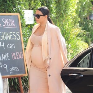 Kim Kardashian enceinte - La famille Kardashian fête l'anniversaire de Caitlyn Jenner au restaurant "The Villa" à Woodland Hills, le 27 octobre 2015. Kim et Kourtney Kardashian ainsi que Kylie Jenner étaient présentes.