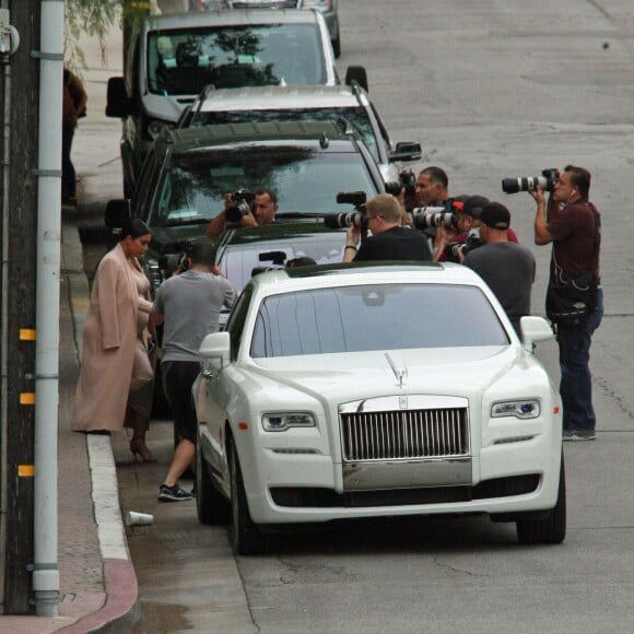 La famille Kardashian fête l'anniversaire de Caitlyn Jenner au restaurant "The Villa" à Woodland Hills, le 27 octobre 2015. Kim et Kourtney Kardashian ainsi que Kylie Jenner étaient présentes.