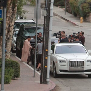 La famille Kardashian fête l'anniversaire de Caitlyn Jenner au restaurant "The Villa" à Woodland Hills, le 27 octobre 2015. Kim et Kourtney Kardashian ainsi que Kylie Jenner étaient présentes.