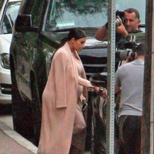 La famille Kardashian fête l'anniversaire de Caitlyn Jenner au restaurant "The Villa" à Woodland Hills, le 27 octobre 2015. Kim et Kourtney Kardashian ainsi que Kylie Jenner étaient présentes.