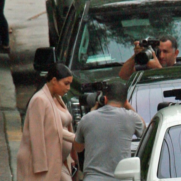 La famille Kardashian fête l'anniversaire de Caitlyn Jenner au restaurant "The Villa" à Woodland Hills, le 27 octobre 2015. Kim et Kourtney Kardashian ainsi que Kylie Jenner étaient présentes.