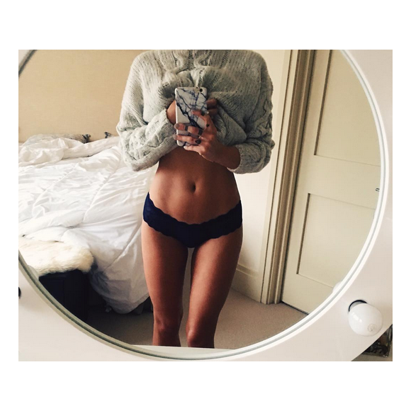 Caroline Receveur exhibe son ventre plat en petite culotte / photo postée sur Instagram.