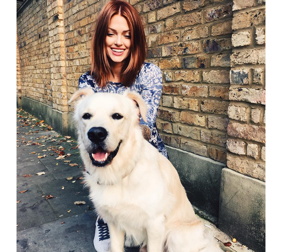 Caroline Receveur et son chien / photo postée sur Instagram.