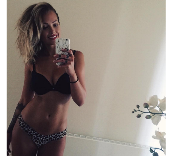 Caroline Receveur en sous-vêtements / photo postée sur Instagram.