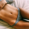 Caroline Receveur dévoile son ventre plat / photo postée sur Instagram.