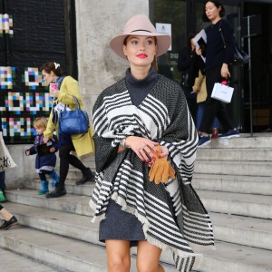 Caroline Receveur - Arrivées au défilé de mode "Agnès b", collection prêt-à-porter printemps-été 2016, au Palais de Tokyo à Paris. Le 6 Octobre 2015