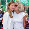 Anne Gravoin et Brigitte Trogneux, l'épouse d'Emmanuel Macron au défilé Christian Dior collection haute couture automne-hiver 2015-2016 au Musée Rodin à Paris, le 6 juillet 2015.