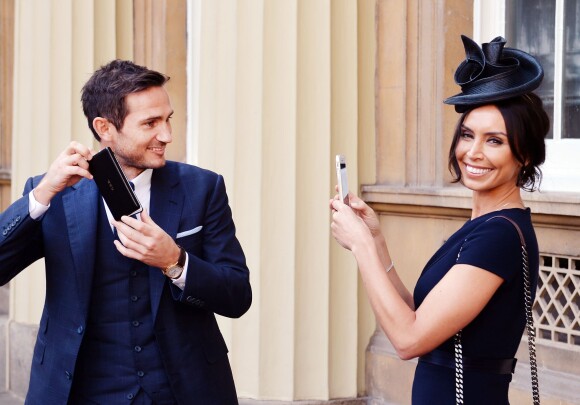 Frank Lampard avec sa belle Christine Bleakley après avoir été fait Officier de l'ordre de l'Empire Britannique, à Buckingham Palace à Londres, le 27 octobre 2015