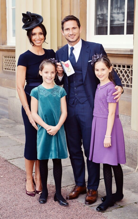 Frank Lampard avec sa compagne Christine Bleakley et ses filles Isla et Luna après avoir été fait Officier de l'ordre de l'Empire Britannique, à Buckingham Palace à Londres, le 27 octobre 2015