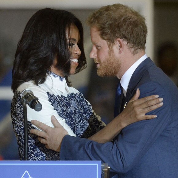 Le prince Harry, soutenu par Michelle Obama, en visite à Fort Belvoir, en Virginie aux Etats-Unis, le 28 octobre 2015, pour la promotion de la 2e édition de ses Invictus Games, qui auront lieu en mai 2016 à Orlando.