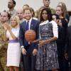 Le prince Harry a regardé avec Jill Biden et Michelle Obama un match de basket handisport à Fort Belvoir, en Virginie, le 28 octobre 2015 lors de sa visite aux Etats-Unis pour la 2e édition de ses Invictus Games, en mai 2016 à Orlando.