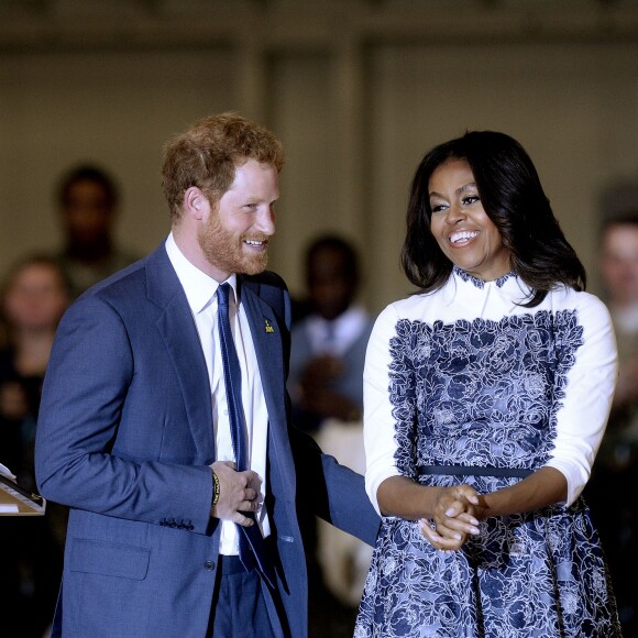Le prince Harry, soutenu par Michelle Obama, en visite à Fort Belvoir, en Virginie aux Etats-Unis, le 28 octobre 2015, pour la promotion de la 2e édition de ses Invictus Games, qui auront lieu en mai 2016 à Orlando.