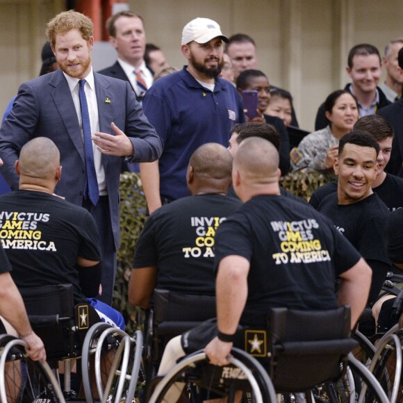 Le prince Harry, soutenu par Michelle Obama, en visite à Fort Belvoir, en Virginie aux Etats-Unis, le 28 octobre 2015, pour la promotion de la 2e édition de ses Invictus Games, qui auront lieu en mai 2016 à Orlando.