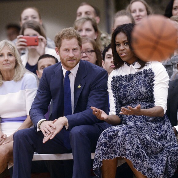 Le prince Harry, soutenu par Michelle Obama, en visite à Fort Belvoir, en Virginie aux Etats-Unis, le 28 octobre 2015, pour la promotion de la 2e édition de ses Invictus Games, qui auront lieu en mai 2016 à Orlando.