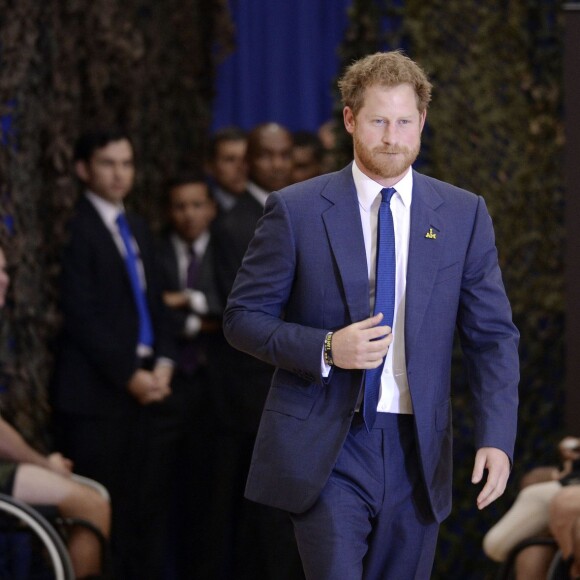 Le prince Harry en visite avec Michelle Obama à Fort Belvoir, en Virginie aux Etats-Unis, le 28 octobre 2015, pour la promotion de la 2e édition de ses Invictus Games, qui auront lieu en mai 2016 à Orlando.