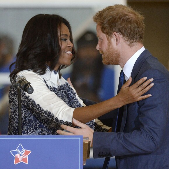 Le prince Harry, soutenu par Michelle Obama, en visite à Fort Belvoir, en Virginie aux Etats-Unis, le 28 octobre 2015, pour la promotion de la 2e édition de ses Invictus Games, qui auront lieu en mai 2016 à Orlando.