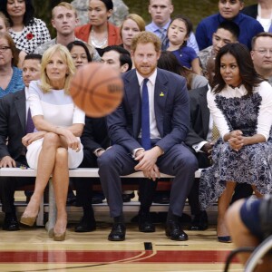 Le prince Harry a regardé avec Jill Biden et Michelle Obama un match de basket handisport à Fort Belvoir, en Virginie, le 28 octobre 2015 lors de sa visite aux Etats-Unis pour la 2e édition de ses Invictus Games, en mai 2016 à Orlando.