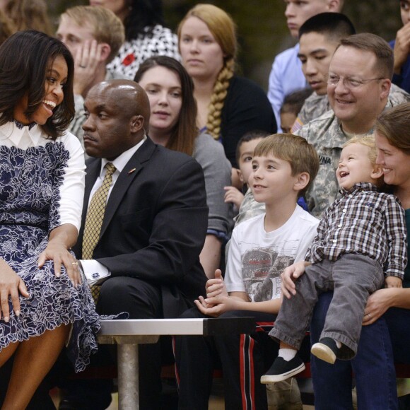 Le prince Harry, soutenu par Michelle Obama, en visite à Fort Belvoir, en Virginie aux Etats-Unis, le 28 octobre 2015, pour la promotion de la 2e édition de ses Invictus Games, qui auront lieu en mai 2016 à Orlando.