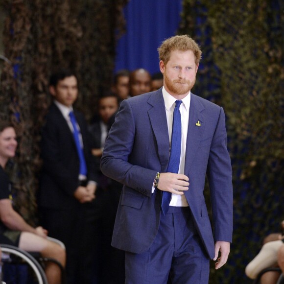Le prince Harry en visite avec Michelle Obama à Fort Belvoir, en Virginie aux Etats-Unis, le 28 octobre 2015, pour la promotion de la 2e édition de ses Invictus Games, qui auront lieu en mai 2016 à Orlando.