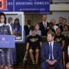 Le prince Harry, soutenu par Michelle Obama, en visite à Fort Belvoir, en Virginie aux Etats-Unis, le 28 octobre 2015, pour la promotion de la 2e édition de ses Invictus Games, qui auront lieu en mai 2016 à Orlando.
