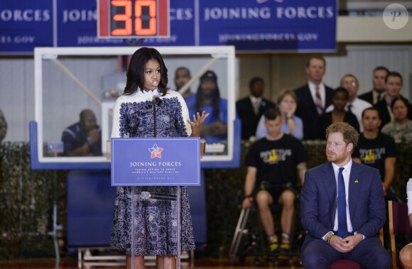 Le prince Harry, soutenu par Michelle Obama, en visite à Fort Belvoir, en Virginie aux Etats-Unis, le 28 octobre 2015, pour la promotion de la 2e édition de ses Invictus Games, qui auront lieu en mai 2016 à Orlando.