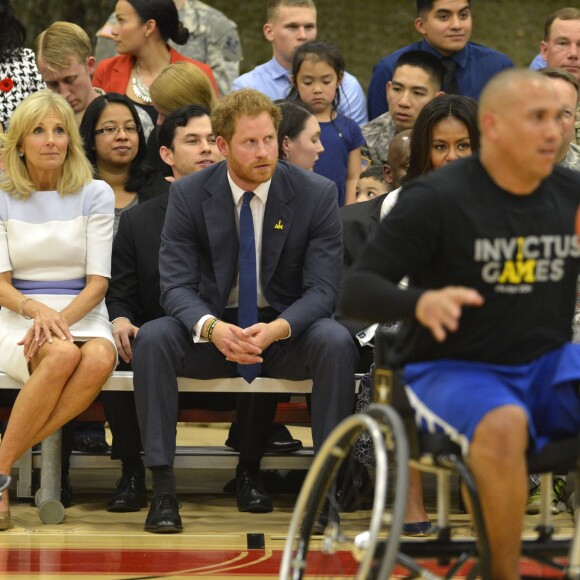 Le prince Harry, soutenu par Michelle Obama, en visite à Fort Belvoir, en Virginie aux Etats-Unis, le 28 octobre 2015, pour la promotion de la 2e édition de ses Invictus Games, qui auront lieu en mai 2016 à Orlando.
