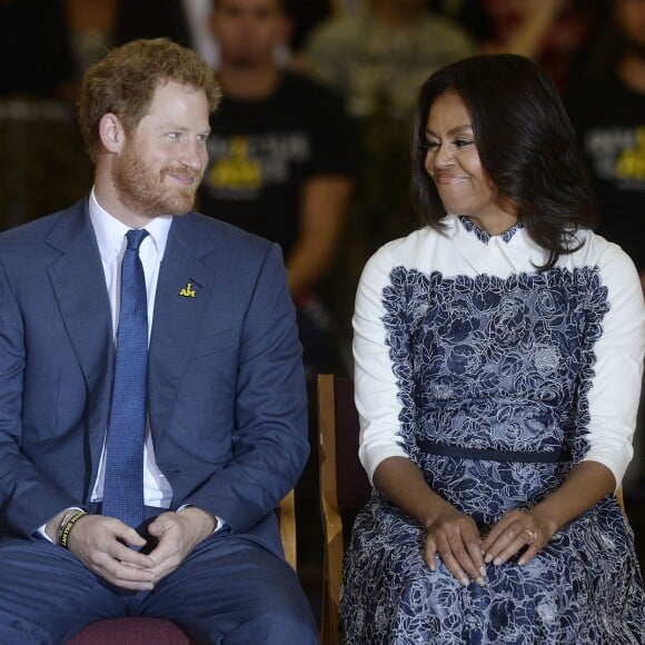 Le prince Harry, soutenu par Michelle Obama, en visite à Fort Belvoir, en Virginie aux Etats-Unis, le 28 octobre 2015, pour la promotion de la 2e édition de ses Invictus Games, qui auront lieu en mai 2016 à Orlando.