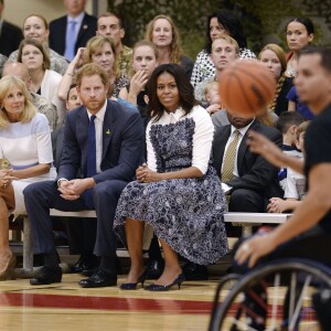 Le prince Harry, soutenu par Michelle Obama, en visite à Fort Belvoir, en Virginie aux Etats-Unis, le 28 octobre 2015, pour la promotion de la 2e édition de ses Invictus Games, qui auront lieu en mai 2016 à Orlando.