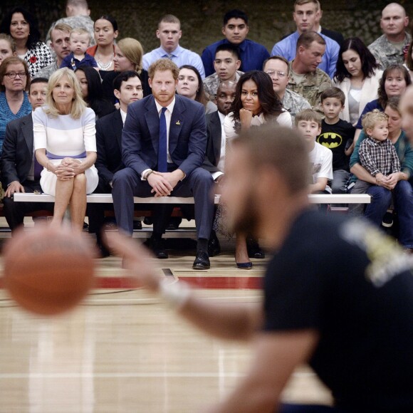 Le prince Harry a regardé avec Jill Biden et Michelle Obama un match de basket handisport à Fort Belvoir, en Virginie, le 28 octobre 2015 lors de sa visite aux Etats-Unis pour la 2e édition de ses Invictus Games, en mai 2016 à Orlando.