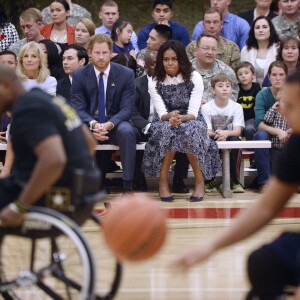 Le prince Harry, soutenu par Michelle Obama, en visite à Fort Belvoir, en Virginie aux Etats-Unis, le 28 octobre 2015, pour la promotion de la 2e édition de ses Invictus Games, qui auront lieu en mai 2016 à Orlando.