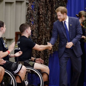 Le prince Harry en visite avec Michelle Obama à Fort Belvoir, en Virginie aux Etats-Unis, le 28 octobre 2015, pour la promotion de la 2e édition de ses Invictus Games, qui auront lieu en mai 2016 à Orlando.