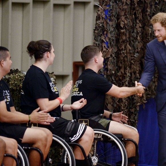 Le prince Harry en visite avec Michelle Obama à Fort Belvoir, en Virginie aux Etats-Unis, le 28 octobre 2015, pour la promotion de la 2e édition de ses Invictus Games, qui auront lieu en mai 2016 à Orlando.