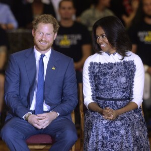 Le prince Harry, soutenu par Michelle Obama, en visite à Fort Belvoir, en Virginie aux Etats-Unis, le 28 octobre 2015, pour la promotion de la 2e édition de ses Invictus Games, qui auront lieu en mai 2016 à Orlando.