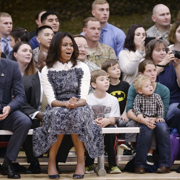 Le prince Harry, soutenu par Michelle Obama, en visite à Fort Belvoir, en Virginie aux Etats-Unis, le 28 octobre 2015, pour la promotion de la 2e édition de ses Invictus Games, qui auront lieu en mai 2016 à Orlando.