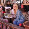 Kim Richards et une amie dans un restaurant de Beverly Hills, Los Angeles, le 13 février 2015