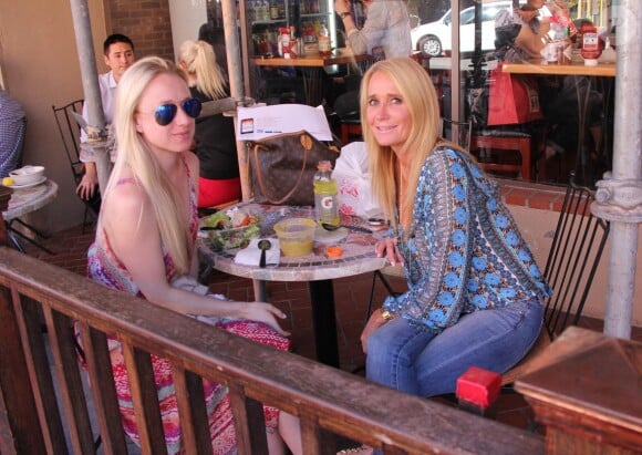 Kim Richards et une amie dans un restaurant de Beverly Hills, Los Angeles, le 13 février 2015