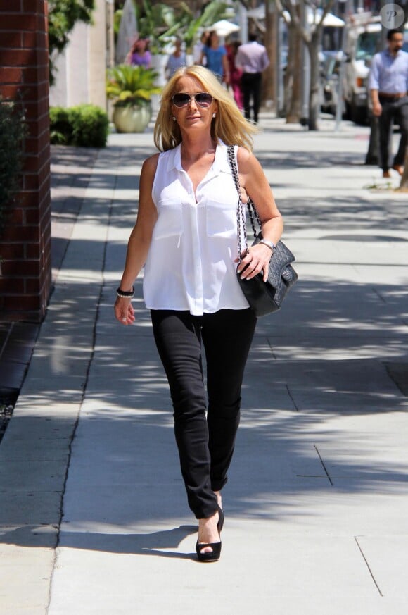 Kim Richards se promène dans les rues de Beverly Hills, le 20 août 2014