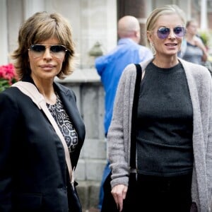 Lisa Rinna (lunettes Ray Ban) et Kim Richards devant leur l'hôtel à Amsterdam, le 2 octobre 2014